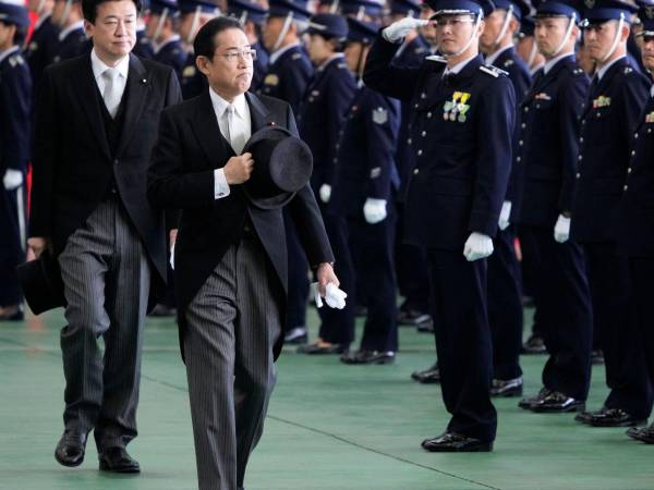 El Primer Ministro japonés, Fumio Kishida, apoya un aumento al gasto militar. En una base militar en el 2023. (Franck Robichon/EPA, vÍa Shutterstock)