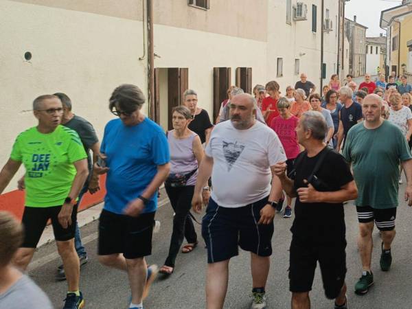 Luciano Fregonese, Alcalde de Valdobbiadene, Italia (centro, con camisa blanca), empezó a caminar para perder peso.