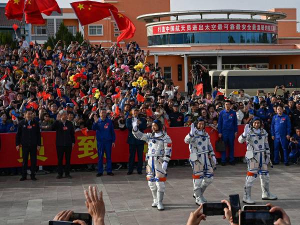 Astronautas chinos en una ceremonia en abril antes de una misión a una estación espacial. El País está invirtiendo fuertemente en su red satelital.