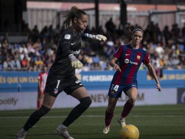 Aitana Bonmatí (der.), la actual jugadora del año, ha ayudado a llevar al Barcelona al título de la Liga de Campeones.