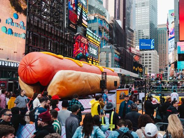 Un hot dog de 20 metros de largo es la pieza central de una instalación de arte, “Hot Dog in the City”, en Times Square. Este día, el evento principal fue un combate de lucha libre.