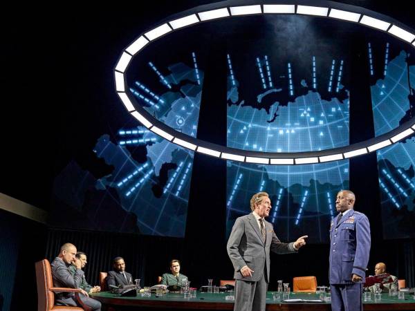 “Dr. Strangelove”, una nueva adaptación teatral de la cinta de 1964 de Stanley Kubrick, es relevante ante recientes acontecimientos mundiales.