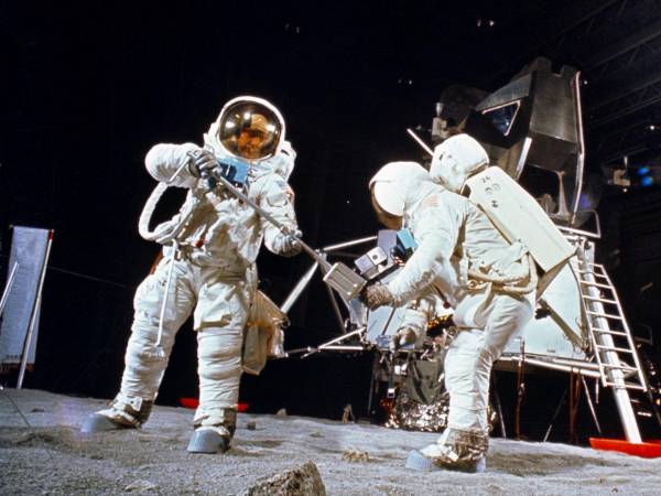 Buzz Aldrin (ext. izq.) y Neil Armstrong ensayan el alunizaje en abril de 1969. Teorías de conspiración rodean el alunizaje real. (JSC/NASA)