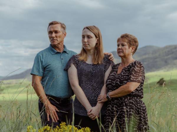 Andrew, Lilia y Debbie James. Andrew y Debbie son cristianos evangélicos a quienes al principio les costó aceptar que Lilia era transgénero.