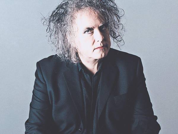 Robert Smith de The Cure. La banda lanzó “Songs of a Lost World”, su primer álbum en 16 años.