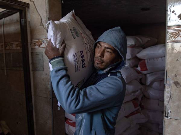 Un centro de reparto de ayuda en Khan Younis, en el sur de Gaza. Padecen hambre en el territorio.