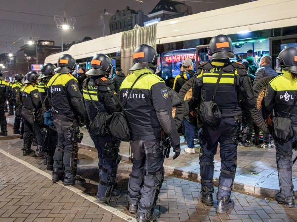 Policías holandeses después de que estalló la violencia en Amsterdam tras un reciente partido de futbol.