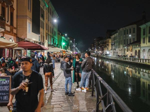 El barrio de Navigli se ha transformado de una zona de clase trabajadora a un destino de moda lleno de restaurantes y bares.