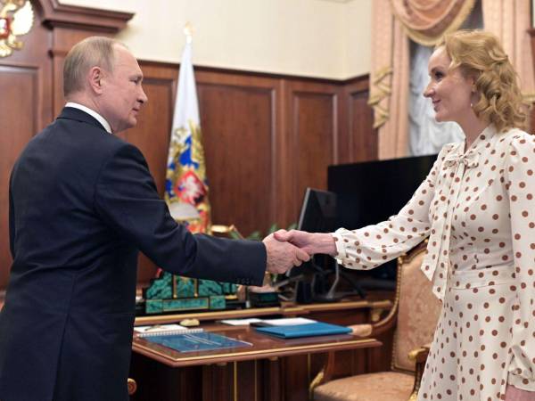 El Presidente Vladimir V. Putin, con Maria Lvova-Belova, comisionada para los Derechos Infantiles, en el 2022. (El Kremlin)