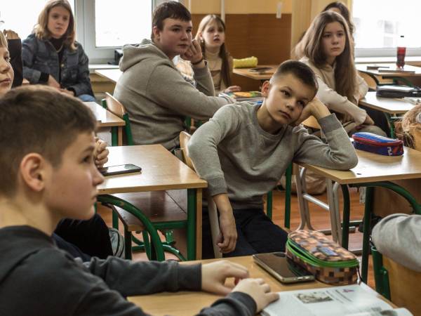 Alumnos de sexto escuchan una lección de la maestra Iryna Kovaliova en una escuela en Kiev, Ucrania. Oksana Parafeniuk para The New York Times