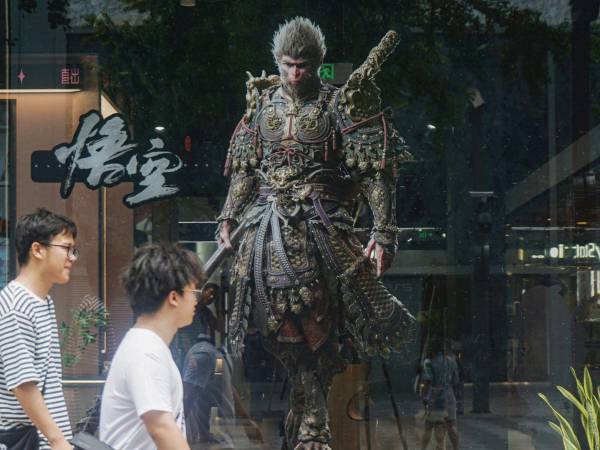 Una promoción de Black Myth: Wukong, el videojuego más caro jamás producido en China, en una tienda de Hangzhou. (Agence France-Presse — Getty Images)