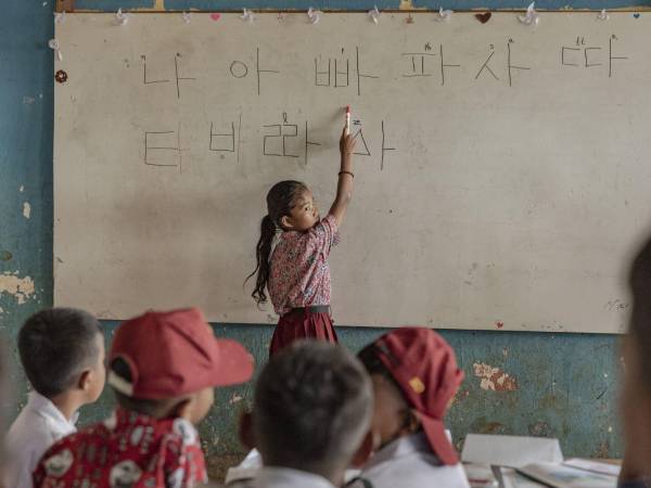 Alumnos de cia-cia aprenden hangul, el alfabeto coreano, en un esfuerzo por preservar el idioma hablado de la tribu.