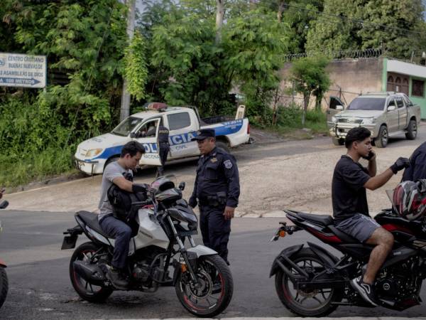 Bajo el Presidente Nayib Bukele, los asesinatos en El Salvador cayeron 70 por ciento en el 2023. Agentes de la policía nacional en un retén en Apopa (arr.). (Juan Carlos para The New York Times)