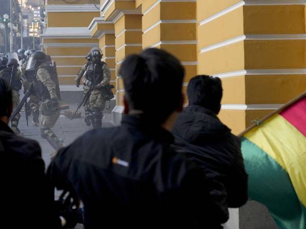 Partidarios del Presidente Luis Arce persiguieron a soldados que huyeron tras un fallido golpe de Estado en La Paz, Bolivia. (Juan Karita/Associated Press)