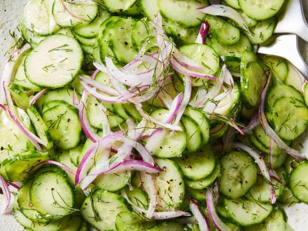 Logan Moffitt, un influencer en TikTok, comparte recetas de ensalada de pepino. Islandia vio escasez por sus videos. (Christopher Testani para The New York Times)