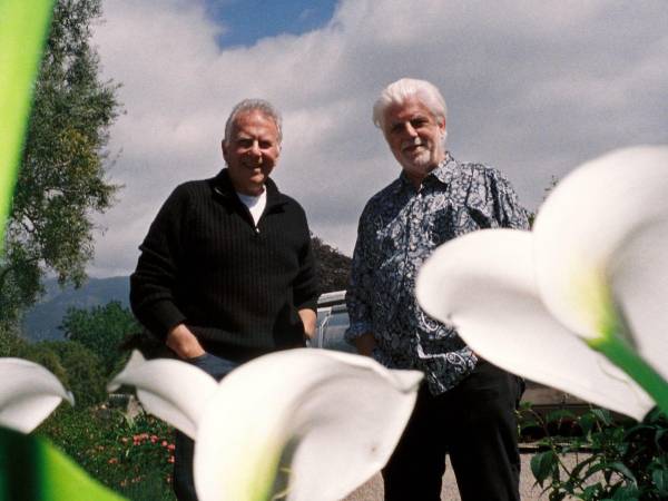 Michael McDonald (der.) dijo que la única razón por la que existen sus memorias es por su amistad con Paul Reiser (izq.).