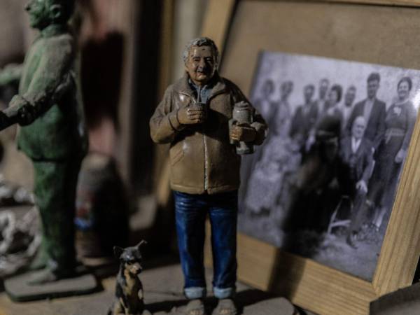 Una figura de José Mujica en su casa de tres cuartos con techo de lámina, donde vivió incluso cuando era Presidente. (Dado Galdieri para The New York Times)