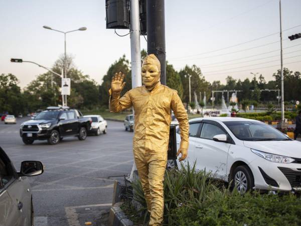 Los “hombres dorados” aparecieron en Islamabad, Pakistán hace unos años, y desde entonces causan sospechas.