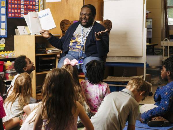 Sólo alrededor del 3 por ciento de los maestros de kínder en EU son varones. Brycial Williams, de Wynne, Arkansas, es uno de ellos. “Sabía dónde pertenecía mi corazón”, dijo.