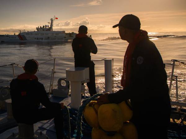 Buques chinos persiguen a un guardacostas filipino en el Mar de China Meridional el año pasado. Filipinas y la Armada de EU planean más ejercicios conjuntos en la zona. (Jes Aznar para The New York Times)