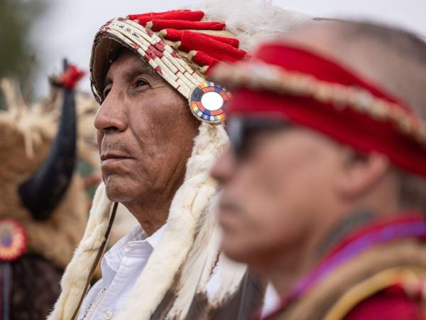 El jefe Arvol Looking Horse dirige ceremonia en el Parque Yellowstone para honrar el nacimiento de un búfalo blanco. (Louise Johns para The New York Times)