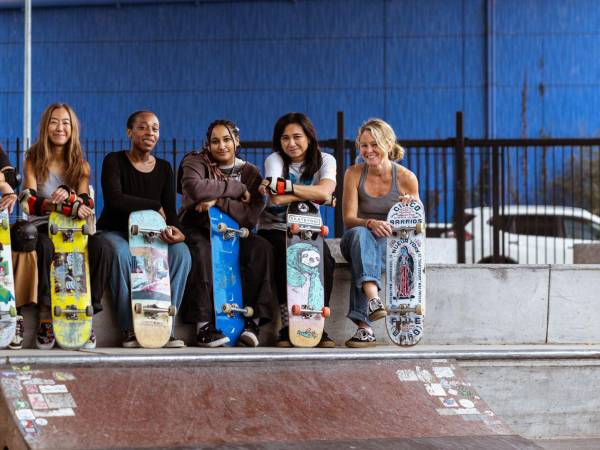 Algunas de las Brooklyn Skate Moms: (de izq.) Soyoung Camardi, Nagisa Landfield, Leila Noelliste, la entrenadora Liv Collins, Sue Yee Hubbard y Shannon South.