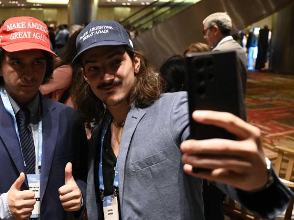 Alejo de Gennaro (der.) viajó casi mil kilómetros para ver al Presidente argentino en un evento en Buenos Aires.