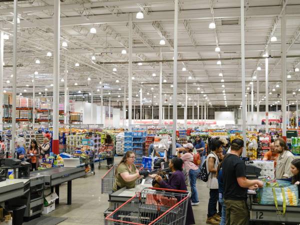 Una tienda Costco en Anchorage, Alaska. Más o menos un tercio de los consumidores de EU compra en Costco. (Kerry Tasker para The New York Times)