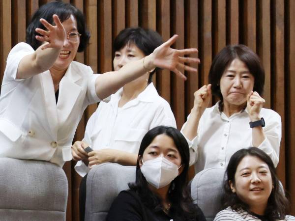 Miembros de la Asociación Coreana de Enfermería celebran una ley que les otorga mayor protección. (Yonhap/EPA, vÍa Shutterstock)