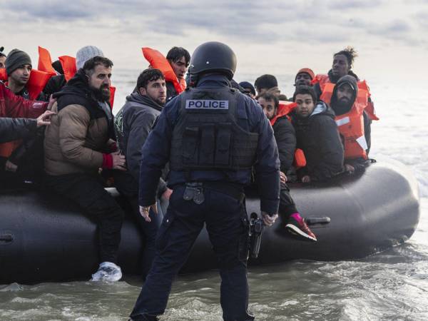 Un policía cerca de Dunkerque, Francia, intenta impedir que migrantes crucen el Canal de la Mancha, en abril.