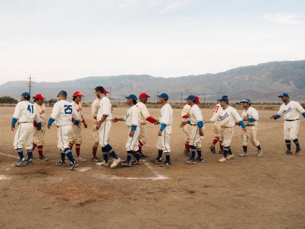 Beisbolistas amateurs japoneses-estadounidenses fueron reclutados para jugar en un antiguo campo de internamiento.