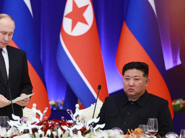 El Presidente Vladimir V. Putin, de Rusia, y Kim Jong-un, líder de Corea del Norte, en una recepción en Pyongyang. (Vladimir Smirnov/Sputnik, vÍa Getty Images)