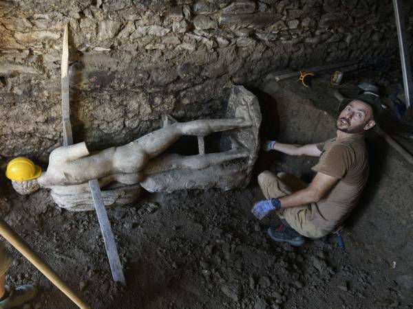 Expertos creen que una antigua estatua de mármol fue enterrada en un drenaje para protegerla de los cristianos.