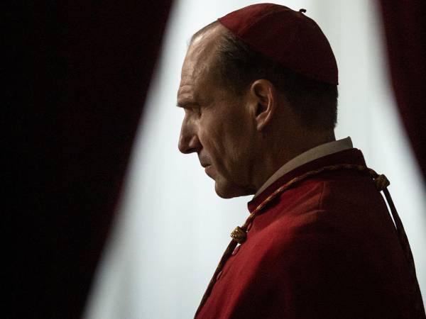 Ralph Fiennes encarna al decano del Colegio Cardenalicio en “Cónclave”. (Philippe Antonello/Focus Features)