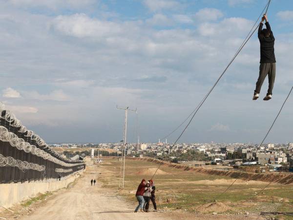 Niños juegan con un cable eléctrico averiado en Rafah, en el sur de Gaza, en febrero.