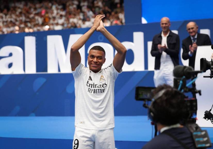 Mbappé imitó a Cristiano Ronaldo en su presentación con Real Madrid y el regalo de Florentino