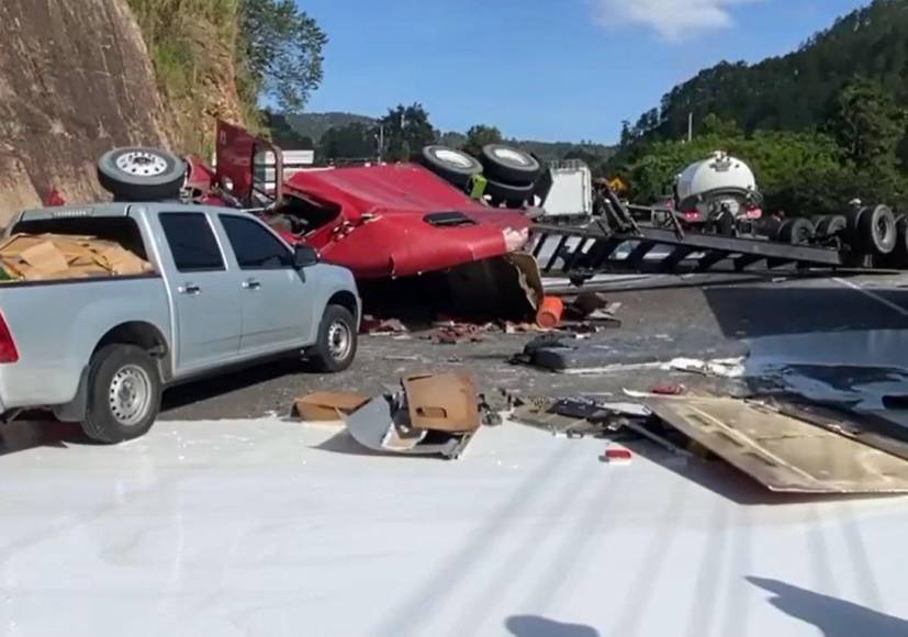 Un conductor atrapado y cuantiosos daños materiales: lo que dejó el accidente en la curva de Taulabé