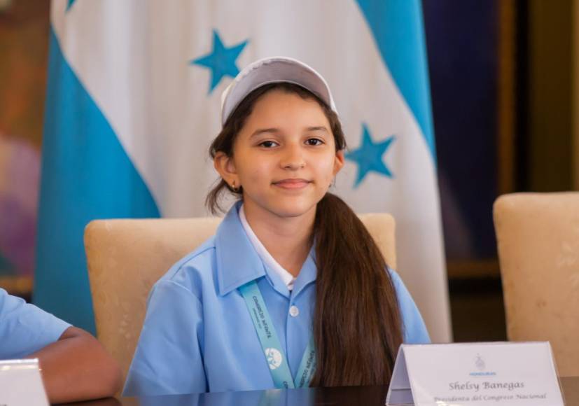 Así serán las gabachas azul turquesa que los estudiantes usarán en 2023 en Honduras