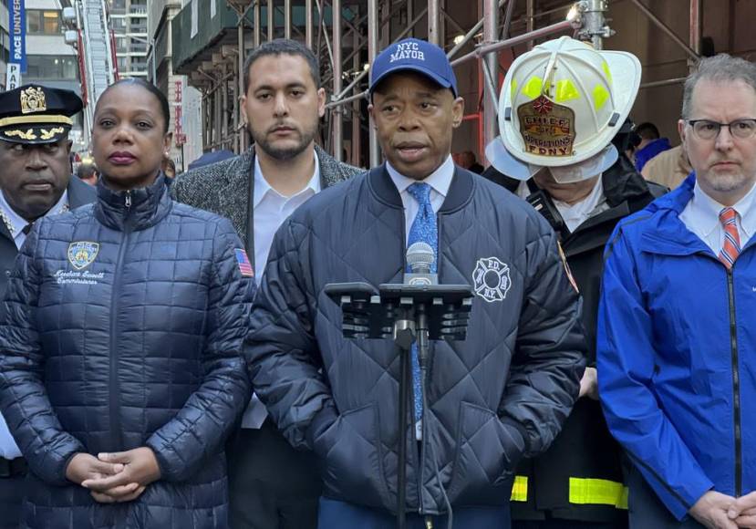 Lo que se sabe del colapso de un edificio de estacionamiento en Manhattan