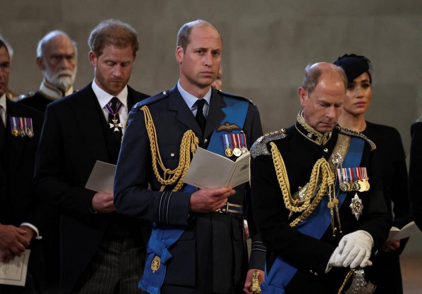 Los rostros de la familia real en el inicio del funeral de la reina Isabel en Londres