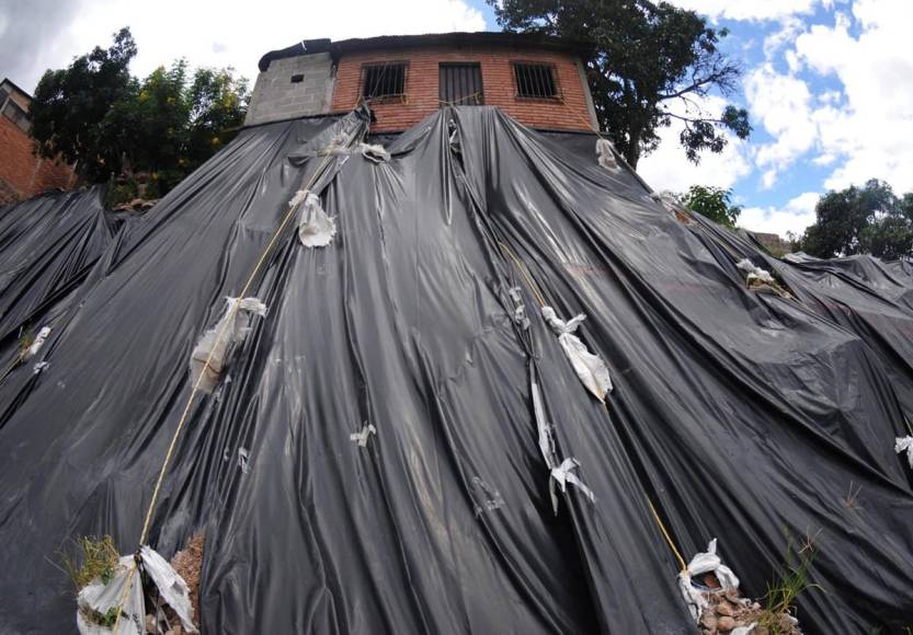 Desolación y pesar, lo único que queda a un año del derrumbe en la colonia Guillén de la capital