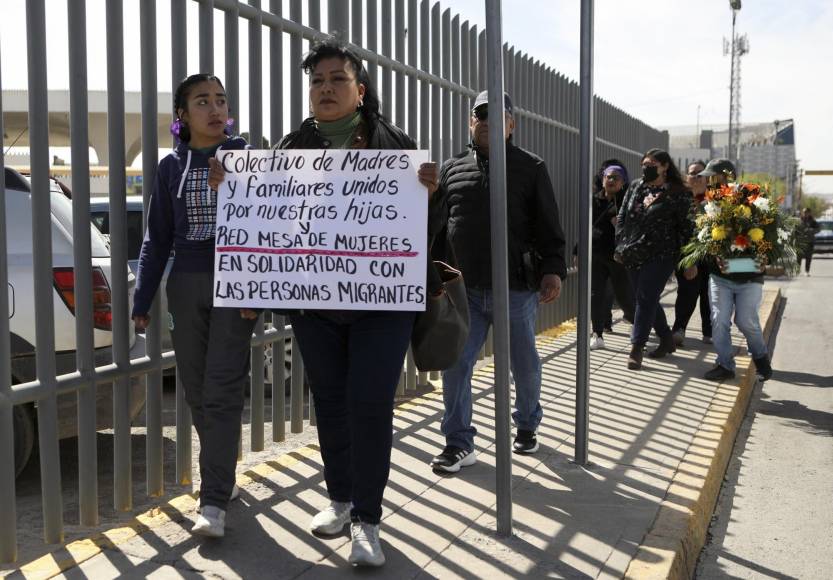 Veladoras y flores en nombre de los migrantes fallecidos en Ciudad Juárez