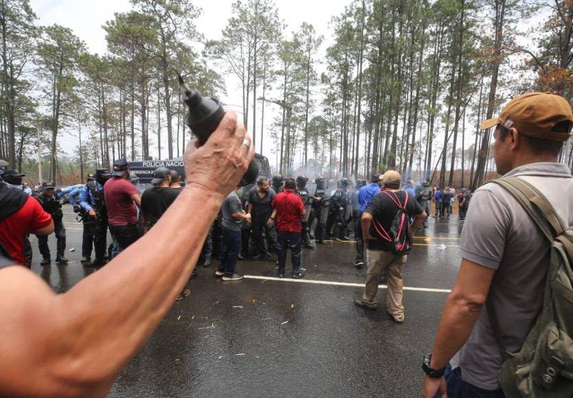 En zafarrancho y desalojo con agua terminó protesta de policías depurados en la carretera CA-5