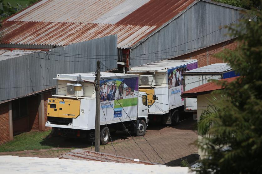 Dos años agarrando polvo, mientras hay centros de salud saturados de pacientes: insólito abandono de clínicas móviles en Honduras