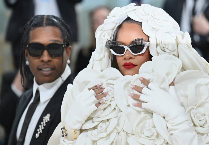 Rihanna, criticada por llegar tarde, lució espectacular en la Met Gala 2023