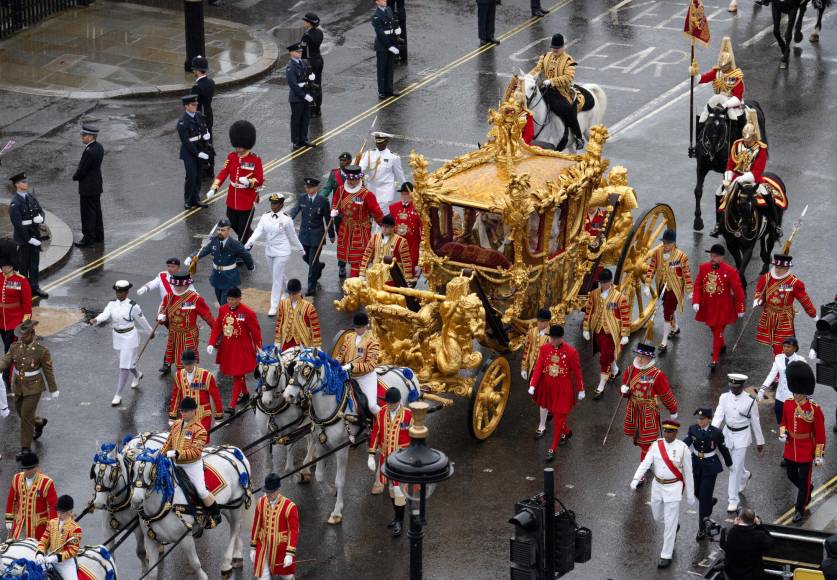 Carlos III: las imágenes del mayor desfile militar en 70 años