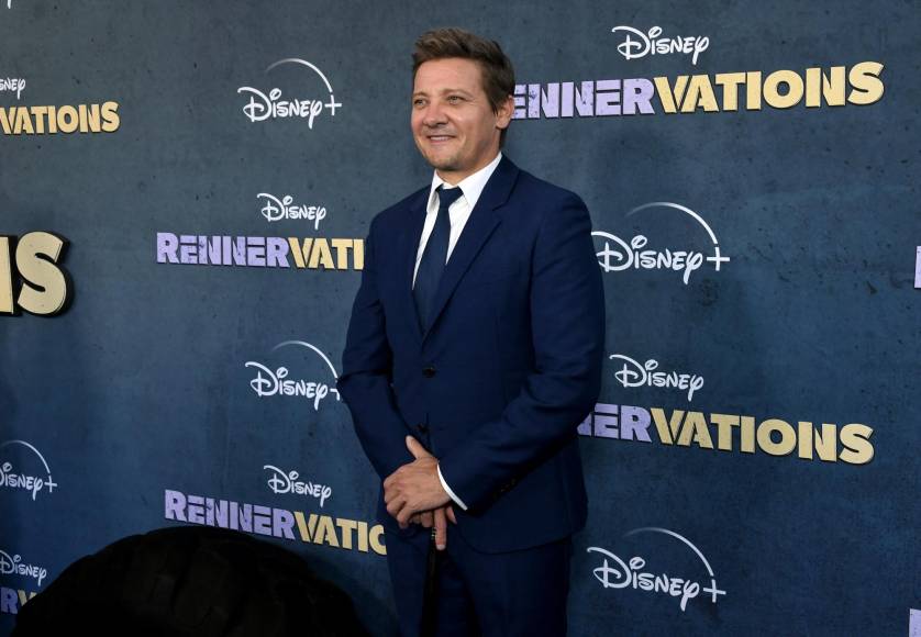 Con bastón, así llegó Jeremy Renner a su primera alfombra roja tras trágico accidente