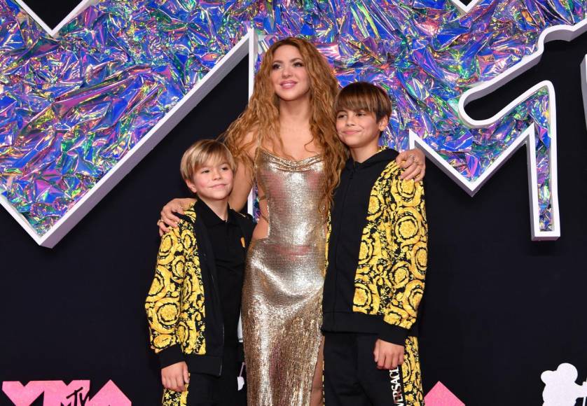 Shakira y sus hijos desfilan por la alfombra de los MTV VMA’s 2023