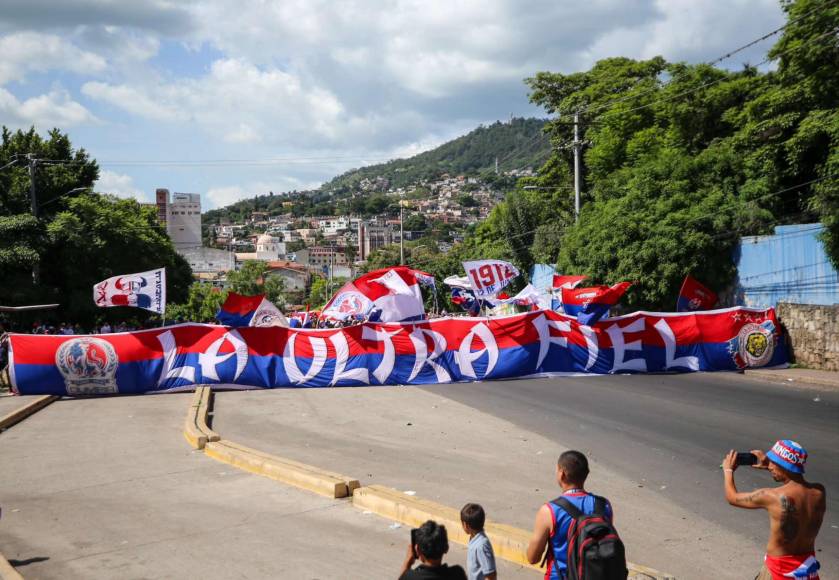 Olimpia - Motagua: ¡Ambientazo! Llegada de la Ultra Fiel al Estadio Nacional para el clásico