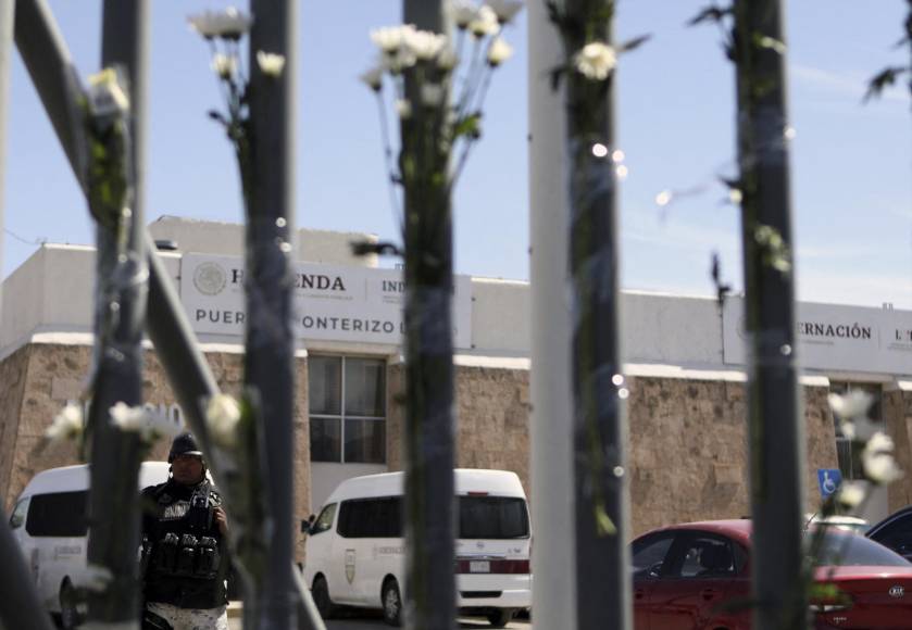 Veladoras y flores en nombre de los migrantes fallecidos en Ciudad Juárez